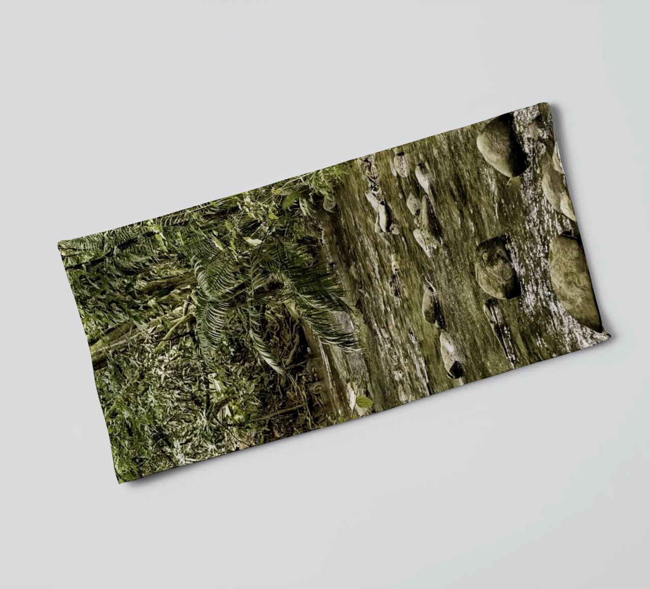 Jungle Stream – A Serene Oasis in the Wilderness asciugamano da bagno da Curious Collections by Marielle Leenders