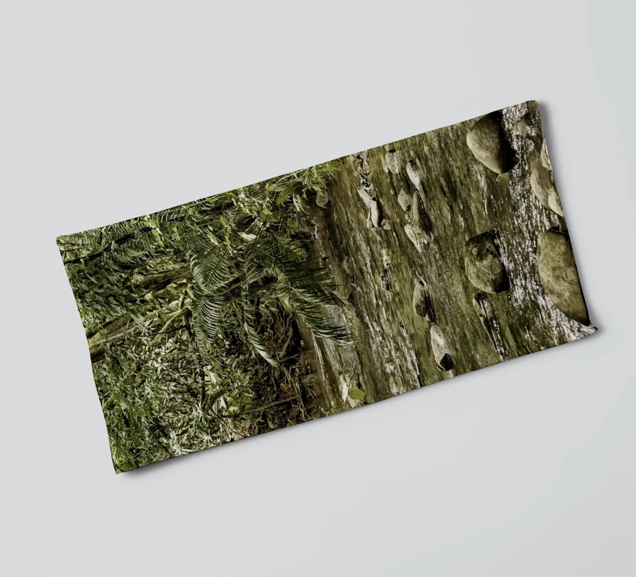 Jungle Stream – A Serene Oasis in the Wilderness asciugamano da bagno da Curious Collections by Marielle Leenders
