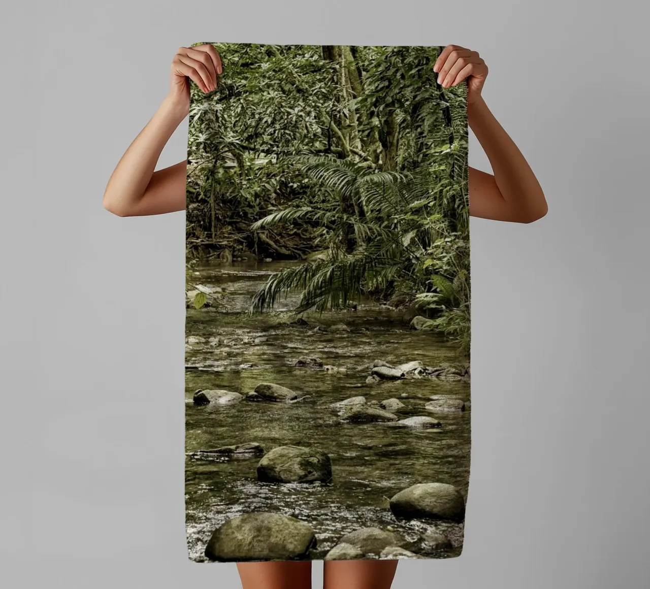 Jungle Stream – A Serene Oasis in the Wilderness asciugamano da bagno da Curious Collections by Marielle Leenders