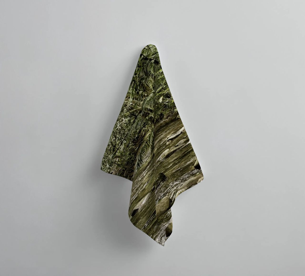 Jungle Stream – A Serene Oasis in the Wilderness asciugamano da bagno da Curious Collections by Marielle Leenders