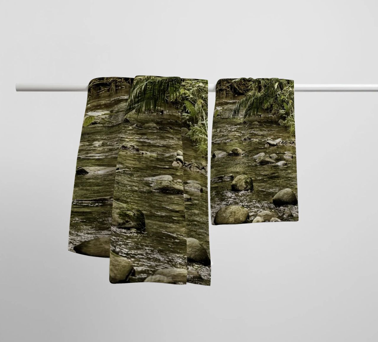 Jungle Stream – A Serene Oasis in the Wilderness asciugamano da bagno da Curious Collections by Marielle Leenders