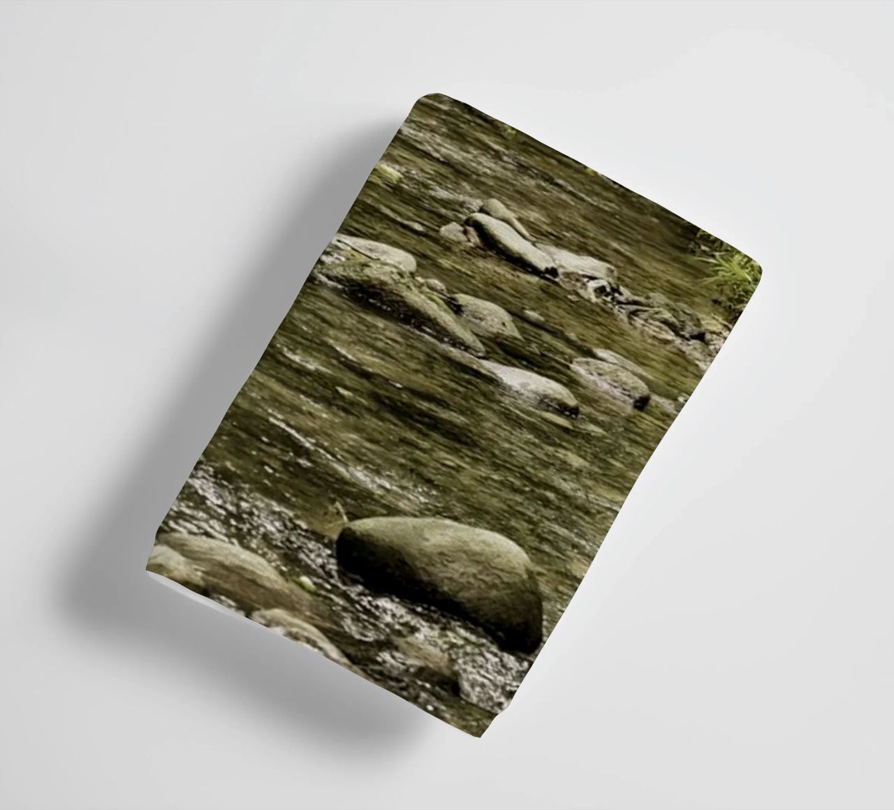 Jungle Stream – A Serene Oasis in the Wilderness asciugamano da bagno da Curious Collections by Marielle Leenders