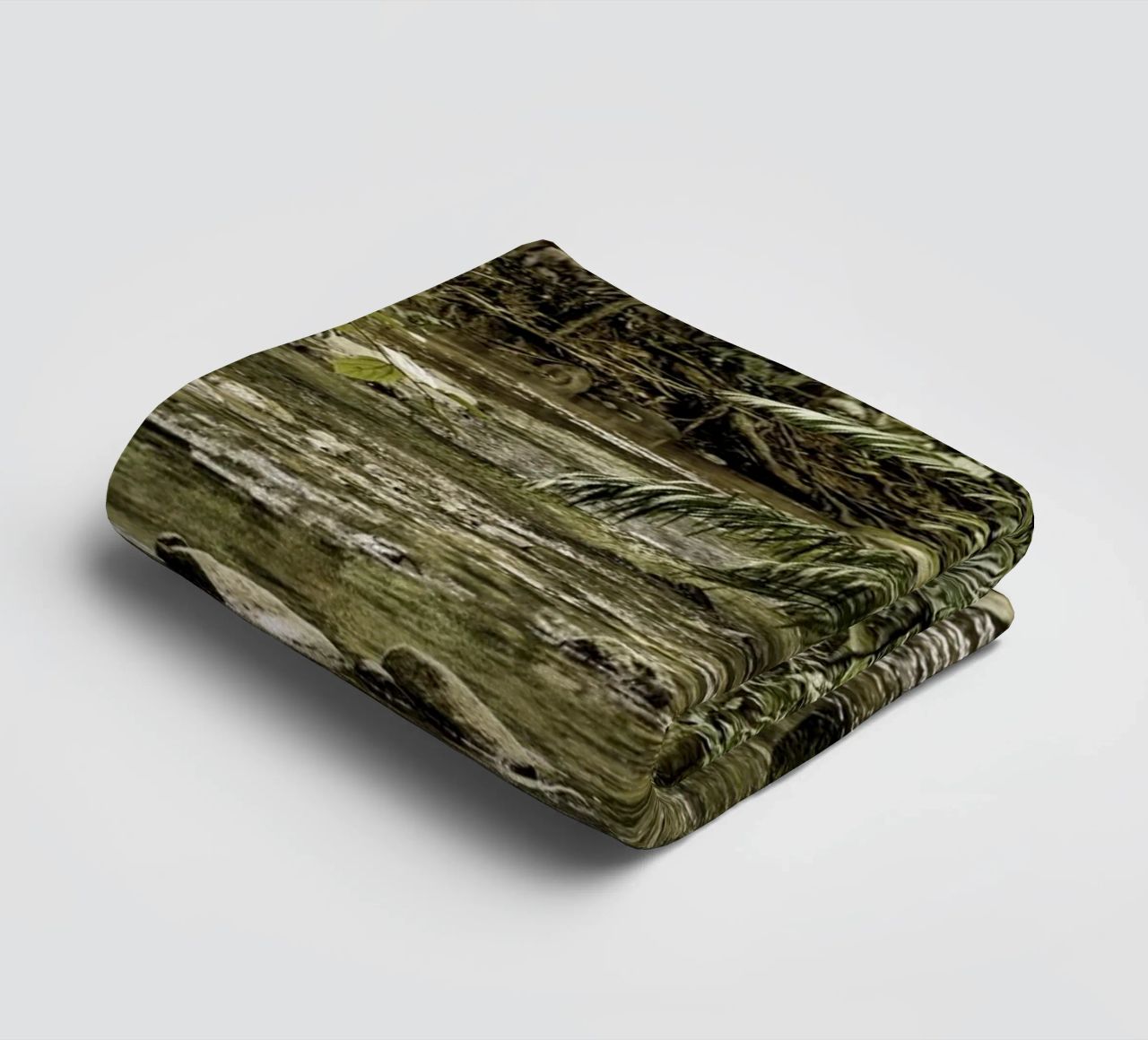 Jungle Stream – A Serene Oasis in the Wilderness asciugamano da bagno da Curious Collections by Marielle Leenders