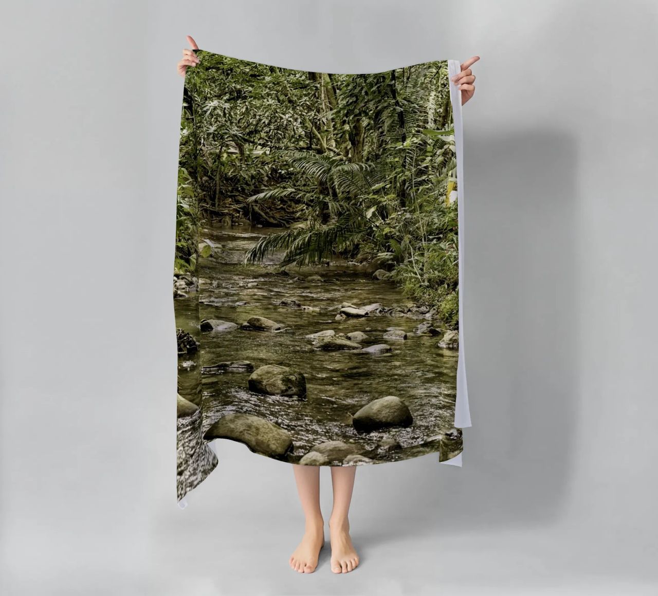 Jungle Stream – A Serene Oasis in the Wilderness telo mare da Curious Collections by Marielle Leenders