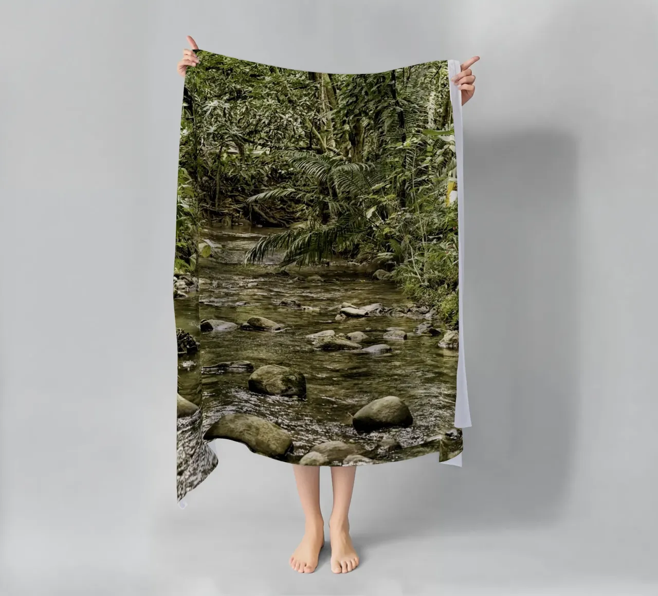 Jungle Stream – A Serene Oasis in the Wilderness toalla de playa de Curious Collections by Marielle Leenders