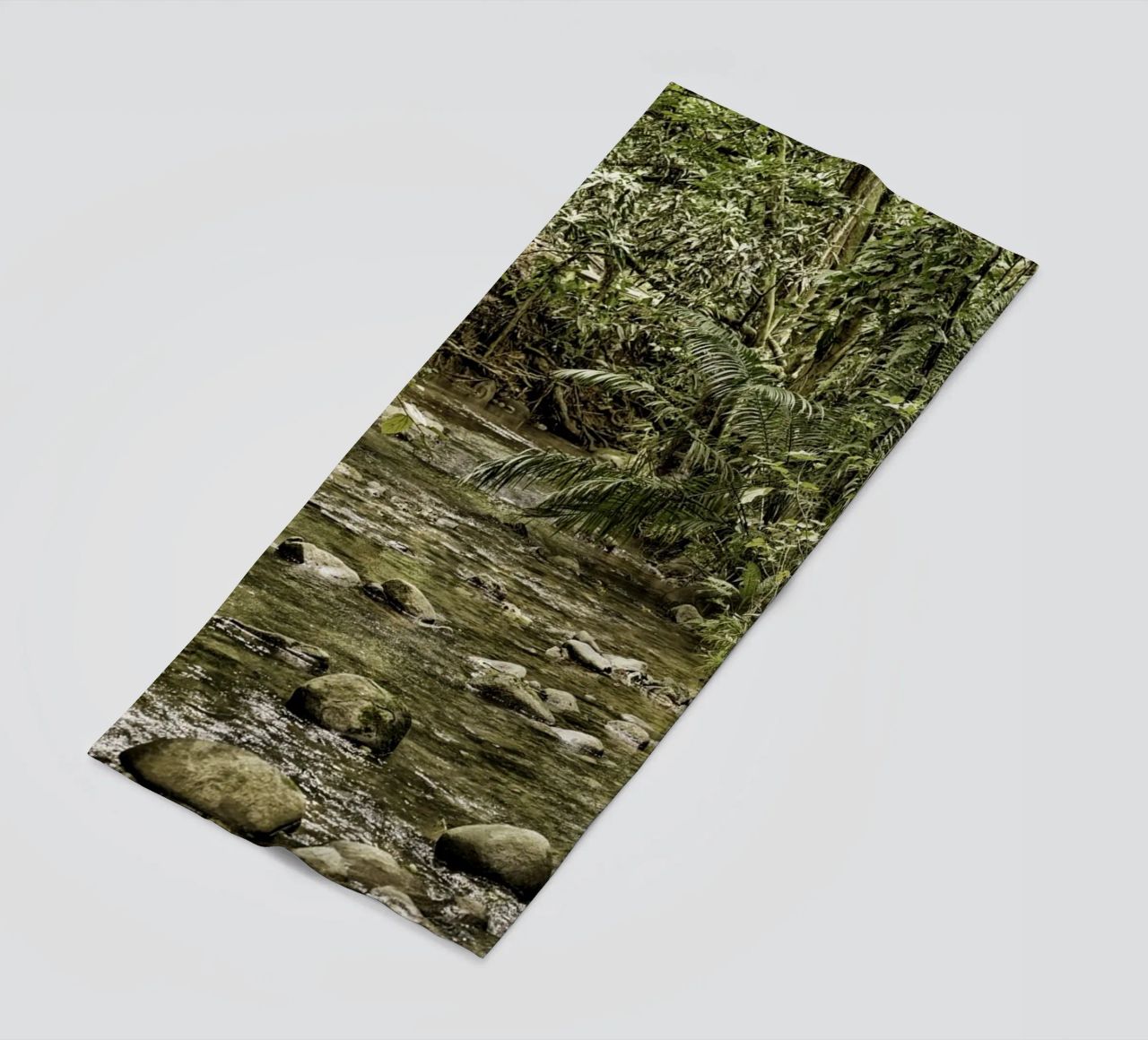 Jungle Stream – A Serene Oasis in the Wilderness telo mare da Curious Collections by Marielle Leenders