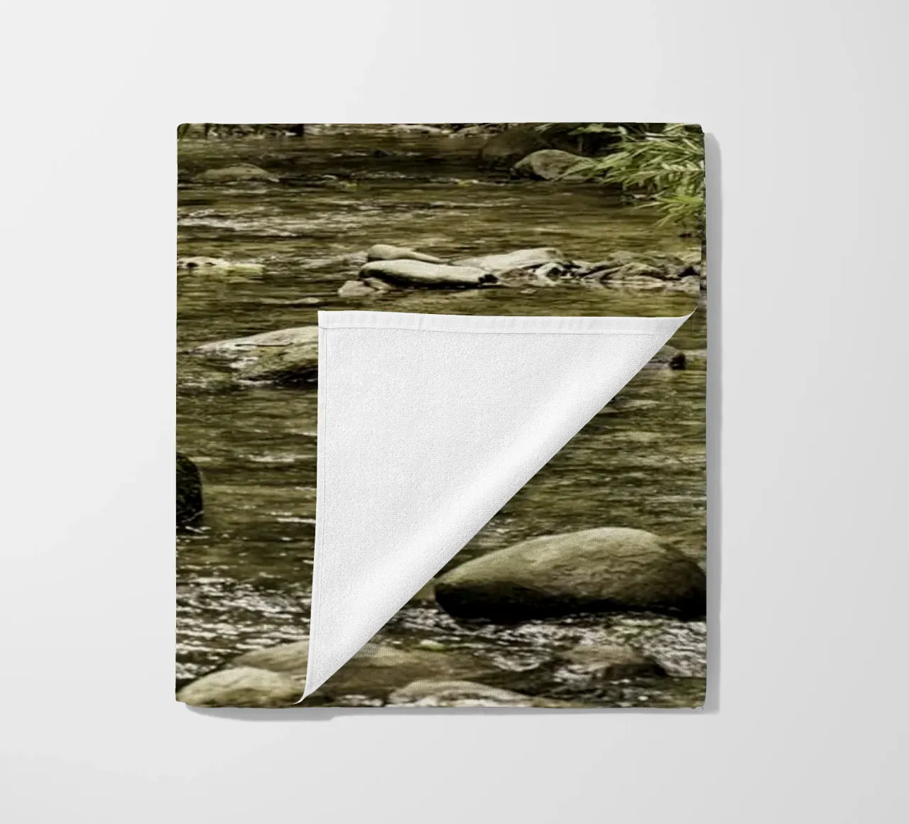 Jungle Stream – A Serene Oasis in the Wilderness toalla de playa de Curious Collections by Marielle Leenders