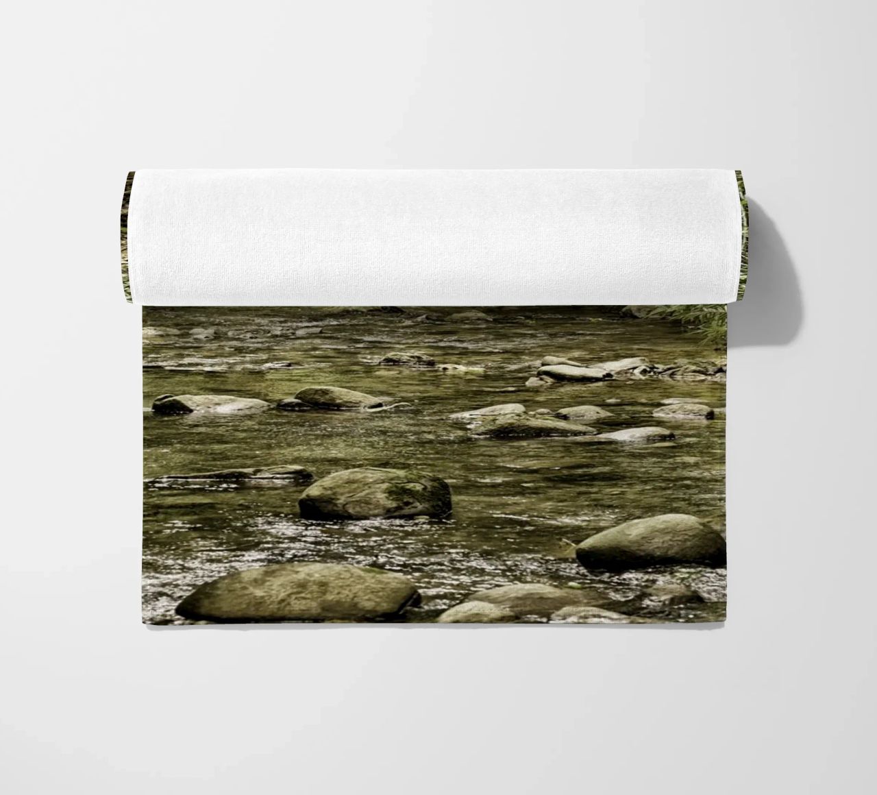 Jungle Stream – A Serene Oasis in the Wilderness telo mare da Curious Collections by Marielle Leenders