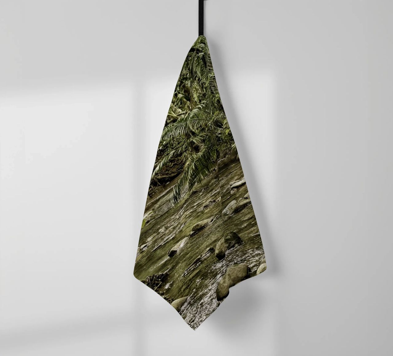 Jungle Stream – A Serene Oasis in the Wilderness canovaccio da cucina da Curious Collections by Marielle Leenders