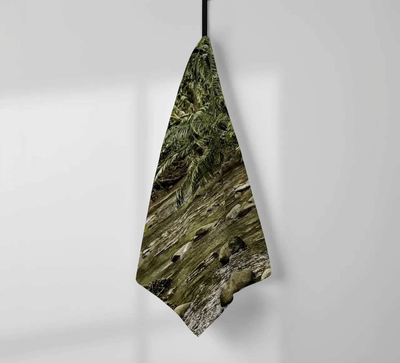 Jungle Stream – A Serene Oasis in the Wilderness torchon de Curious Collections by Marielle Leenders