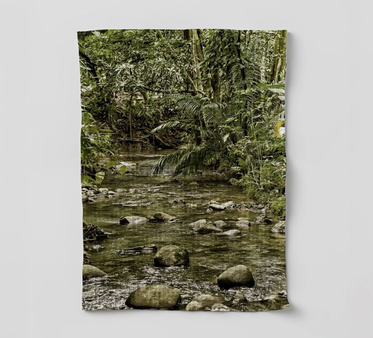 Jungle Stream – A Serene Oasis in the Wilderness canovaccio da cucina da Curious Collections by Marielle Leenders