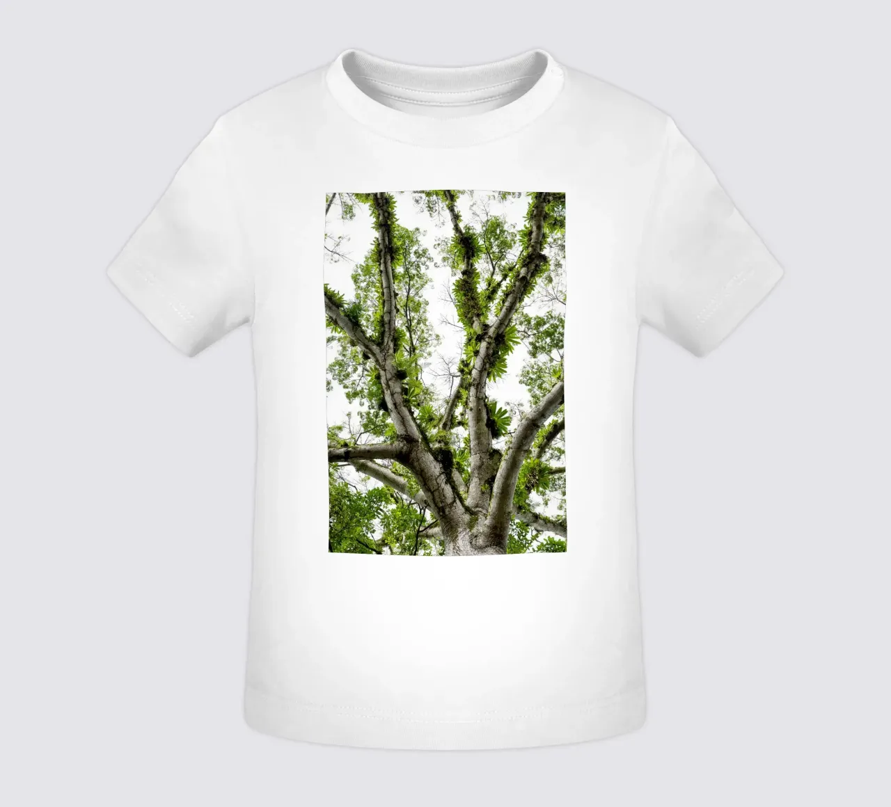 Underneath a Tropical Tree – A Canopy of Nature's Wonders maglietta neonato da Curious Collections by Marielle Leenders