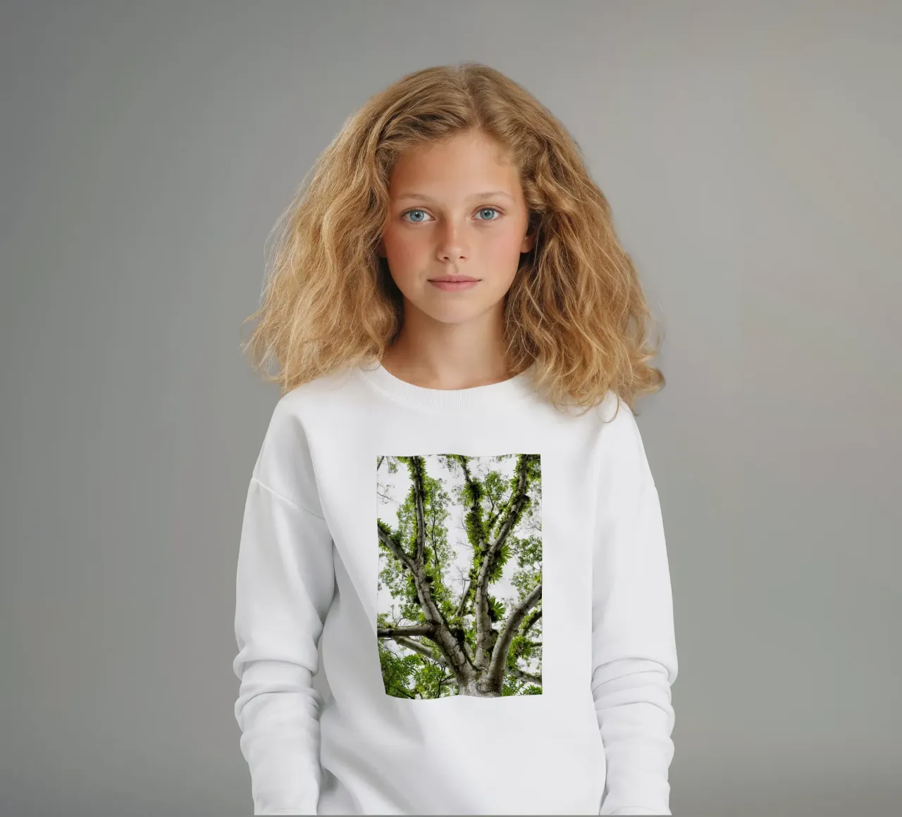 Underneath a Tropical Tree – A Canopy of Nature's Wonders felpa bambino da Curious Collections by Marielle Leenders