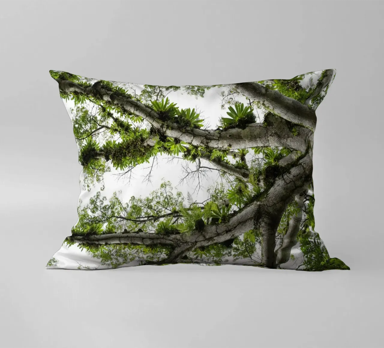 Underneath a Tropical Tree – A Canopy of Nature's Wonders cuscino da Curious Collections by Marielle Leenders