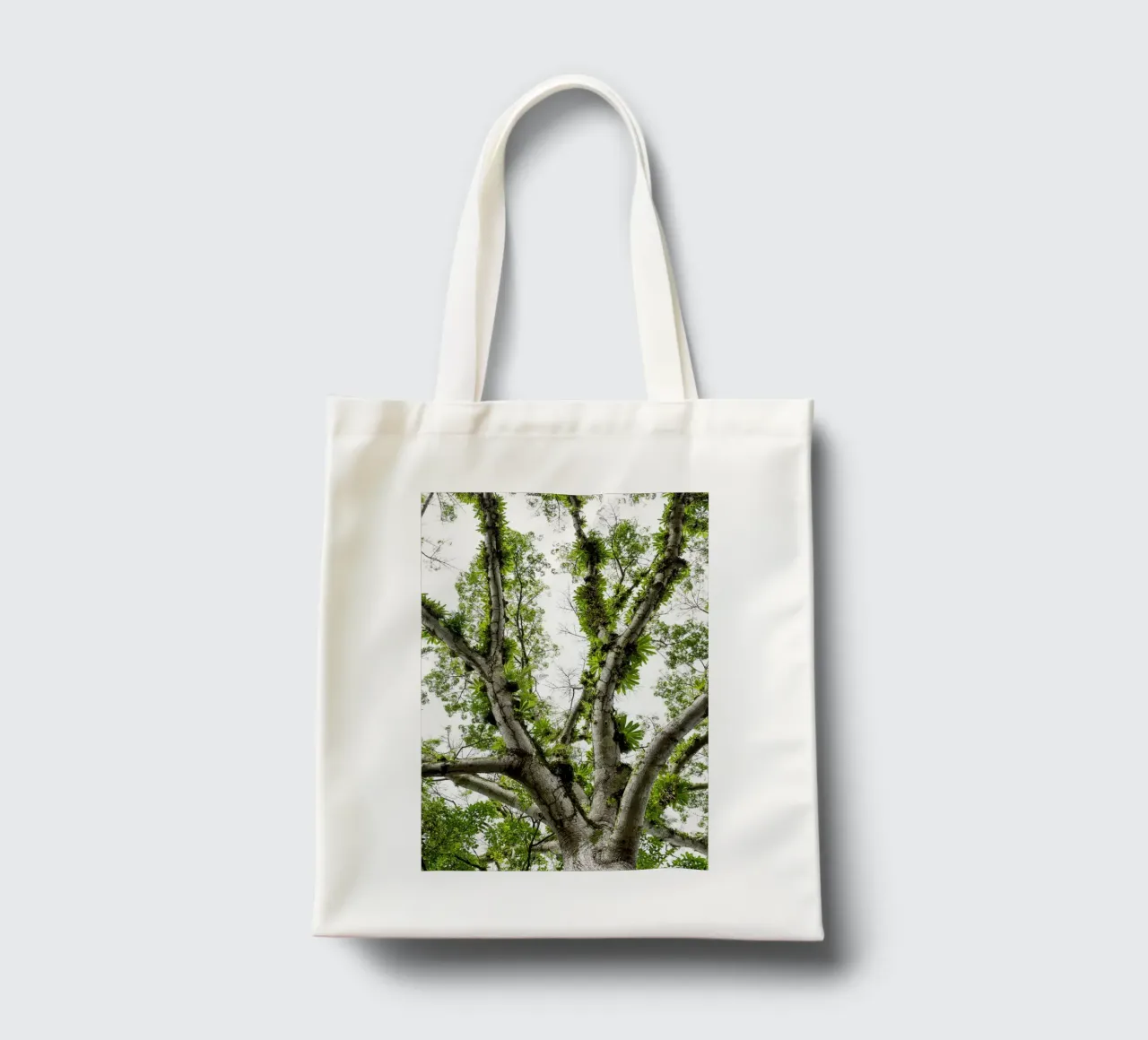 Underneath a Tropical Tree – A Canopy of Nature's Wonders borsa in juta da Curious Collections by Marielle Leenders
