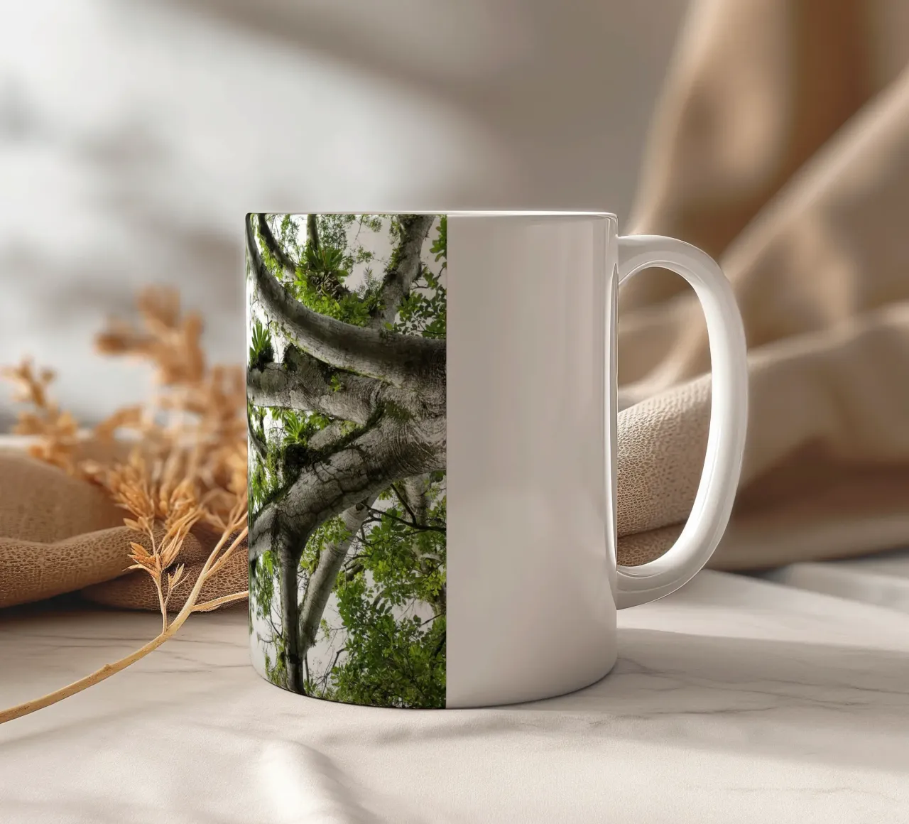 Underneath a Tropical Tree – A Canopy of Nature's Wonders tazza in ceramica da Curious Collections by Marielle Leenders