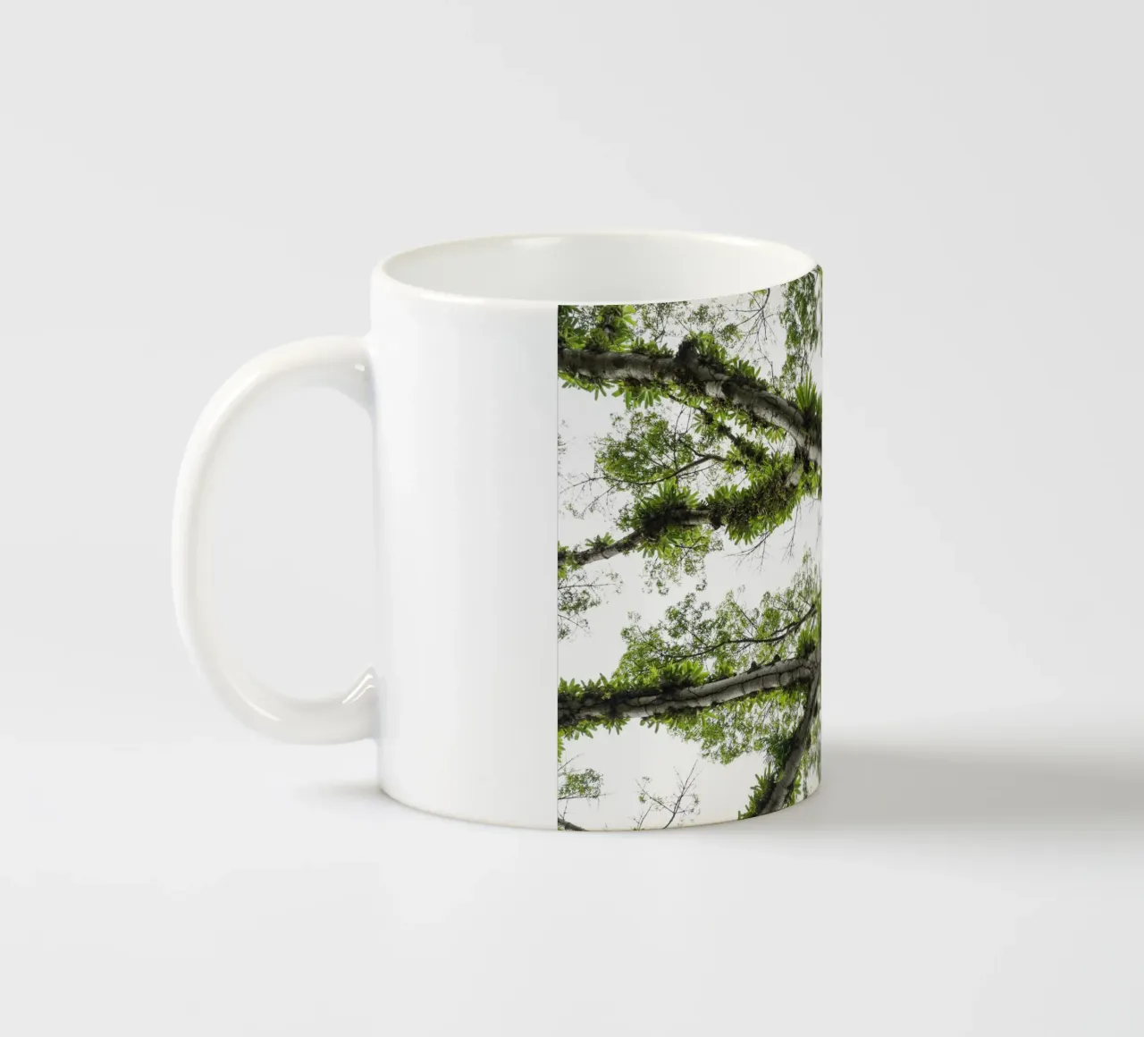 Underneath a Tropical Tree – A Canopy of Nature's Wonders tazza in ceramica da Curious Collections by Marielle Leenders
