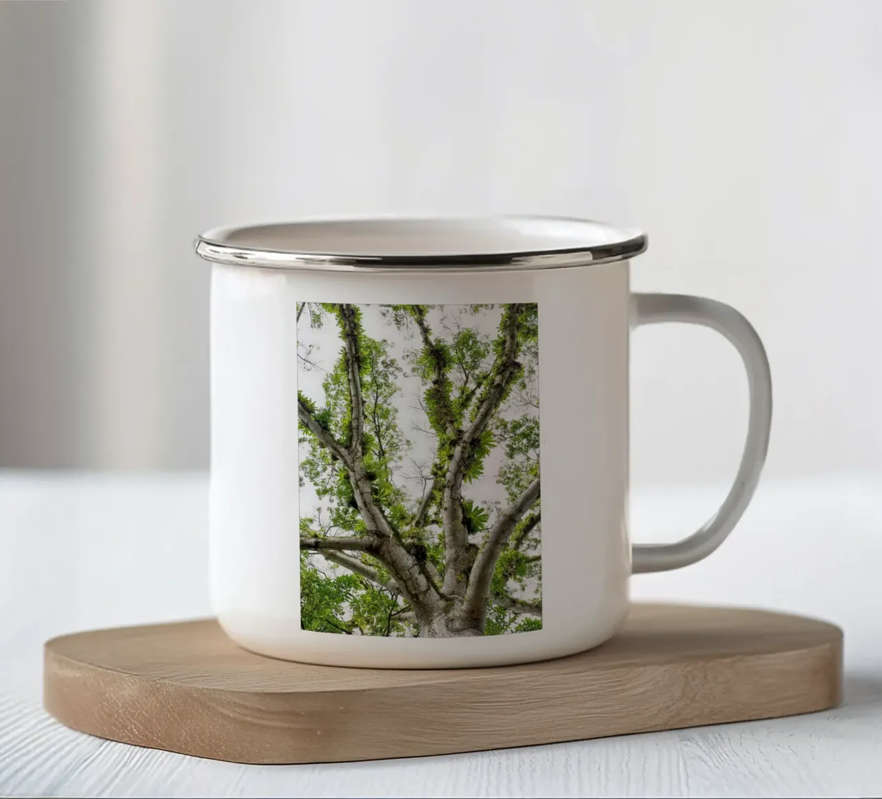 Underneath a Tropical Tree – A Canopy of Nature's Wonders tazza in smalto da Curious Collections by Marielle Leenders