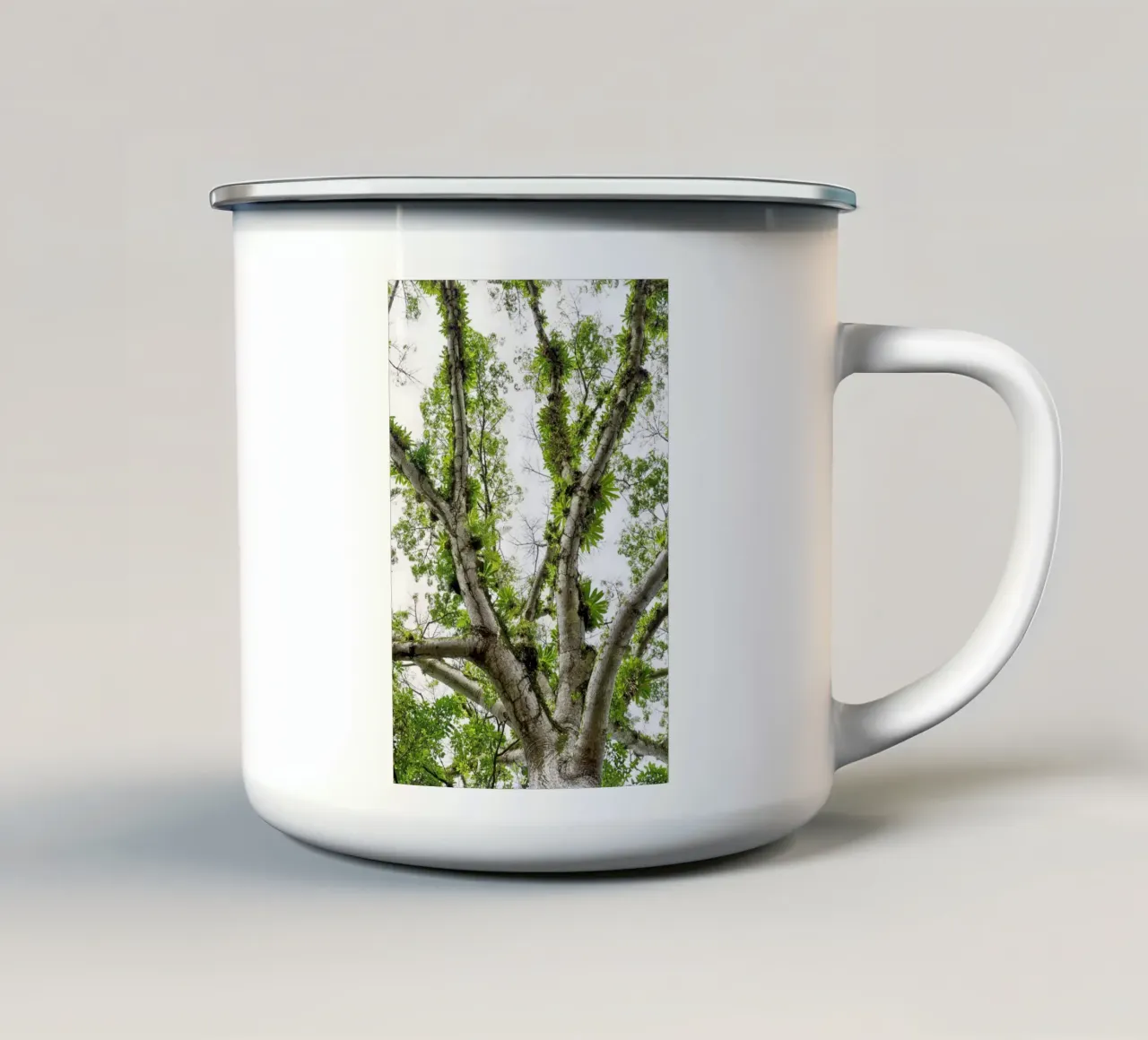 Underneath a Tropical Tree – A Canopy of Nature's Wonders tazza in smalto da Curious Collections by Marielle Leenders
