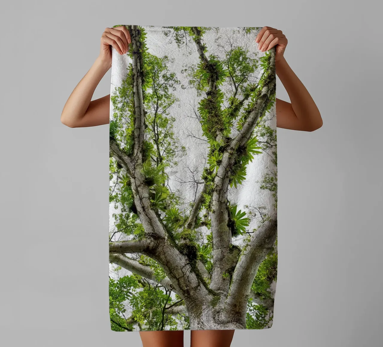 Underneath a Tropical Tree – A Canopy of Nature's Wonders asciugamano da bagno da Curious Collections by Marielle Leenders