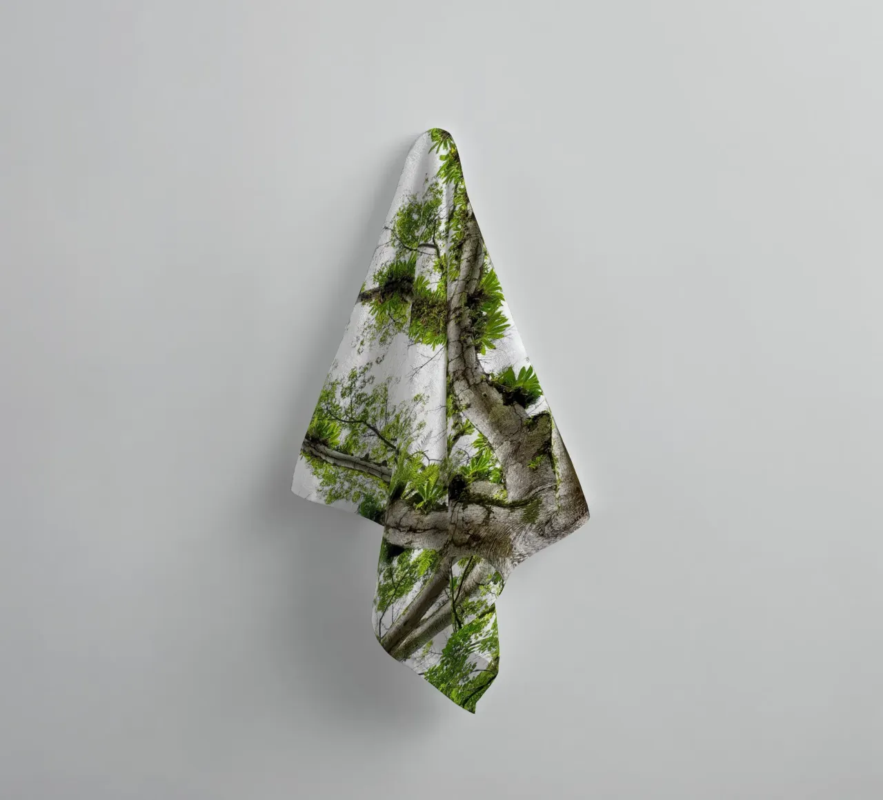 Underneath a Tropical Tree – A Canopy of Nature's Wonders asciugamano da bagno da Curious Collections by Marielle Leenders
