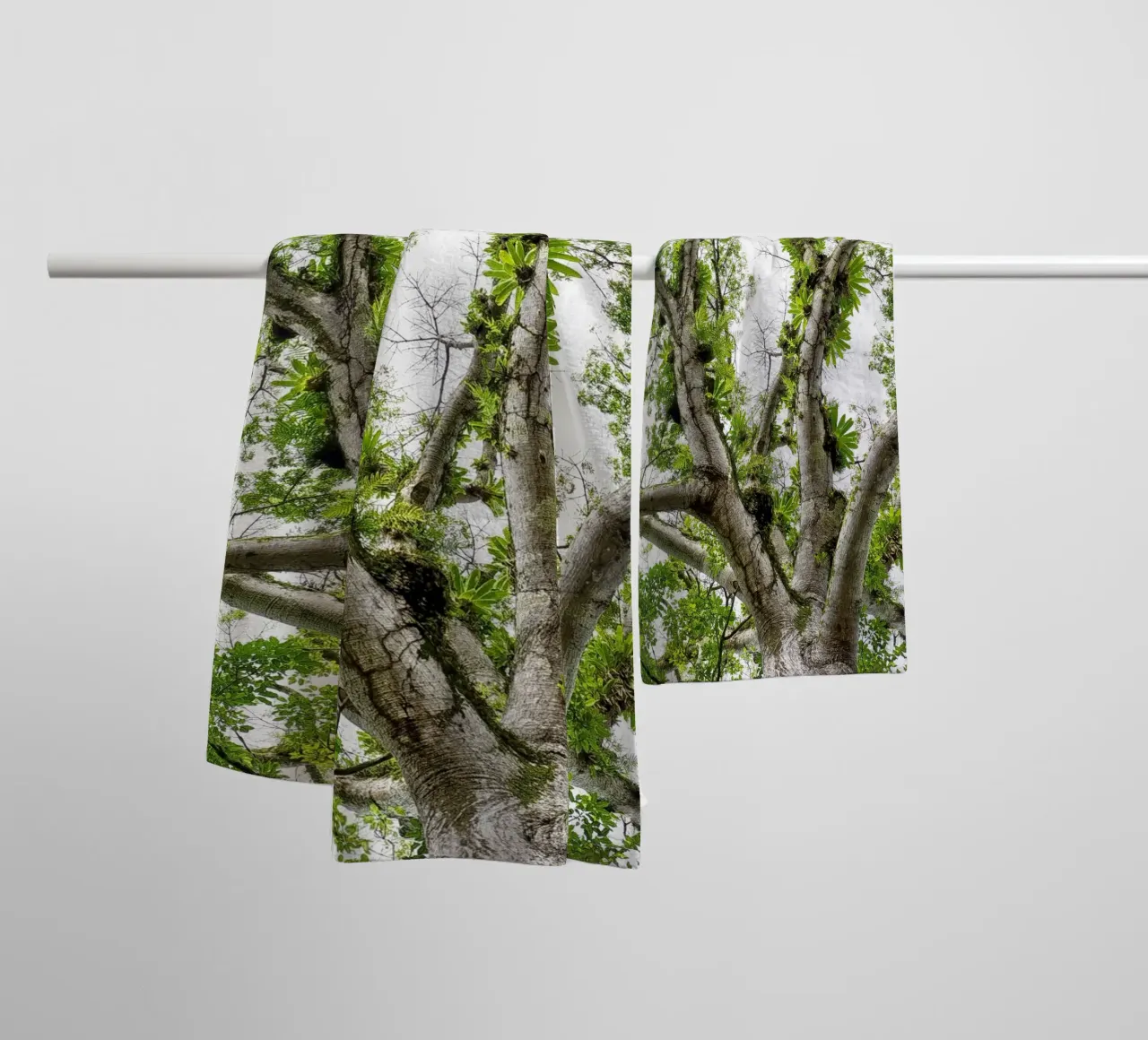 Underneath a Tropical Tree – A Canopy of Nature's Wonders asciugamano da bagno da Curious Collections by Marielle Leenders