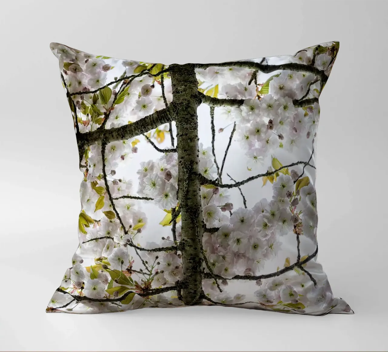 Underneath a Blossoming Tree cuscino da Curious Collections by Marielle Leenders