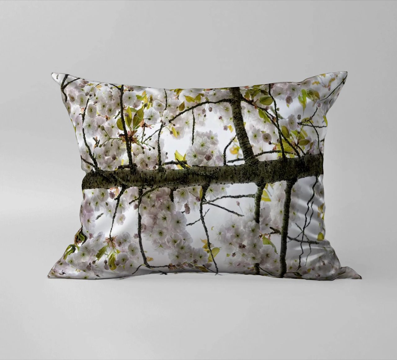 Underneath a Blossoming Tree cuscino da Curious Collections by Marielle Leenders