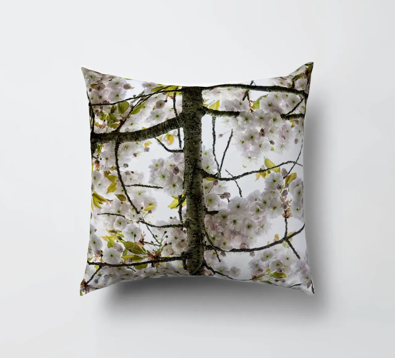 Underneath a Blossoming Tree cuscino da Curious Collections by Marielle Leenders
