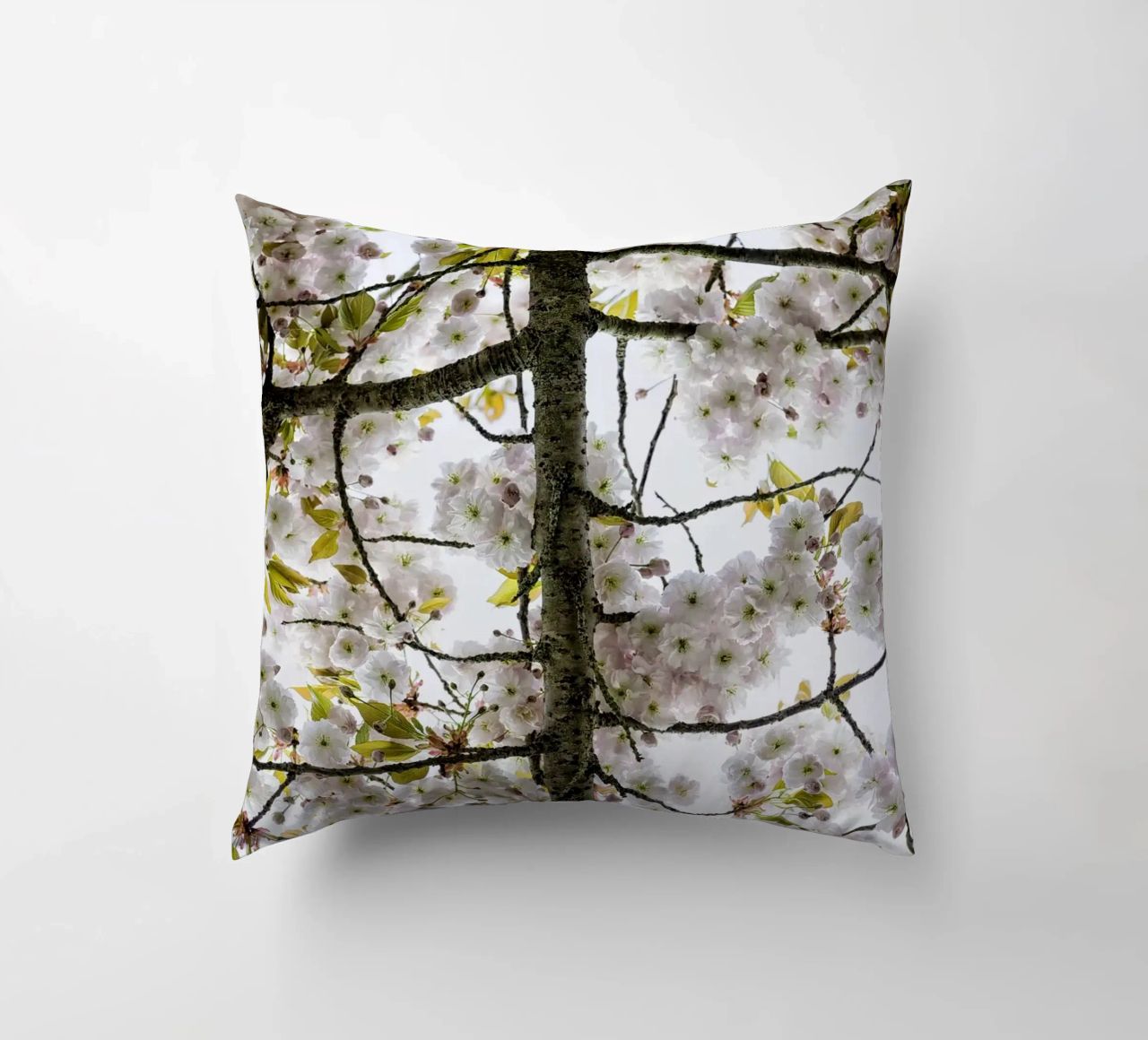 Underneath a Blossoming Tree cuscino da Curious Collections by Marielle Leenders