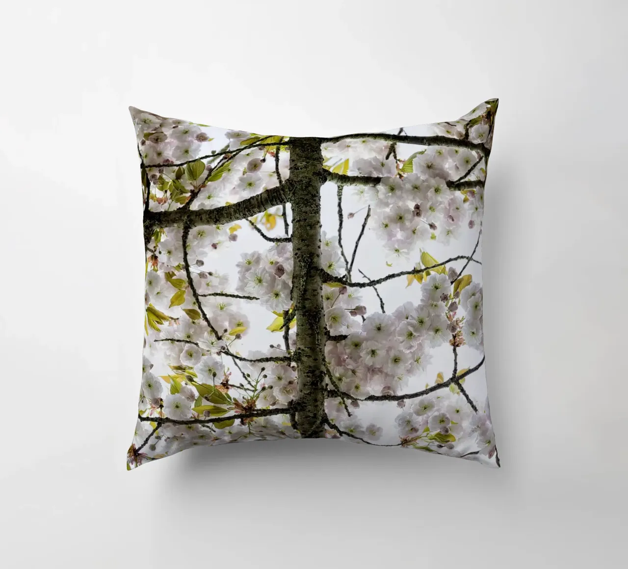 Underneath a Blossoming Tree cuscino da Curious Collections by Marielle Leenders