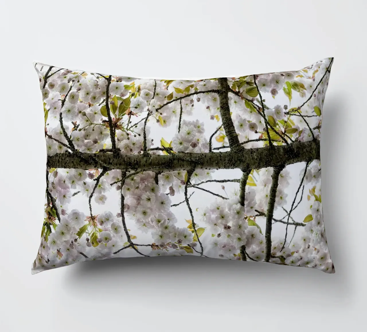Underneath a Blossoming Tree cuscino da Curious Collections by Marielle Leenders