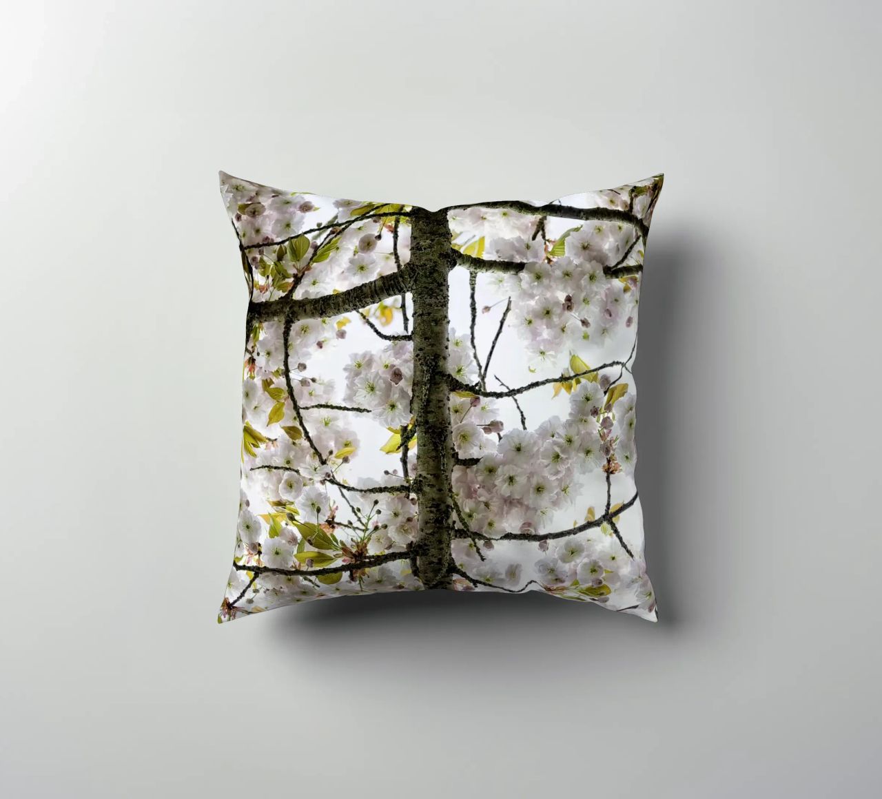 Underneath a Blossoming Tree cuscino da Curious Collections by Marielle Leenders