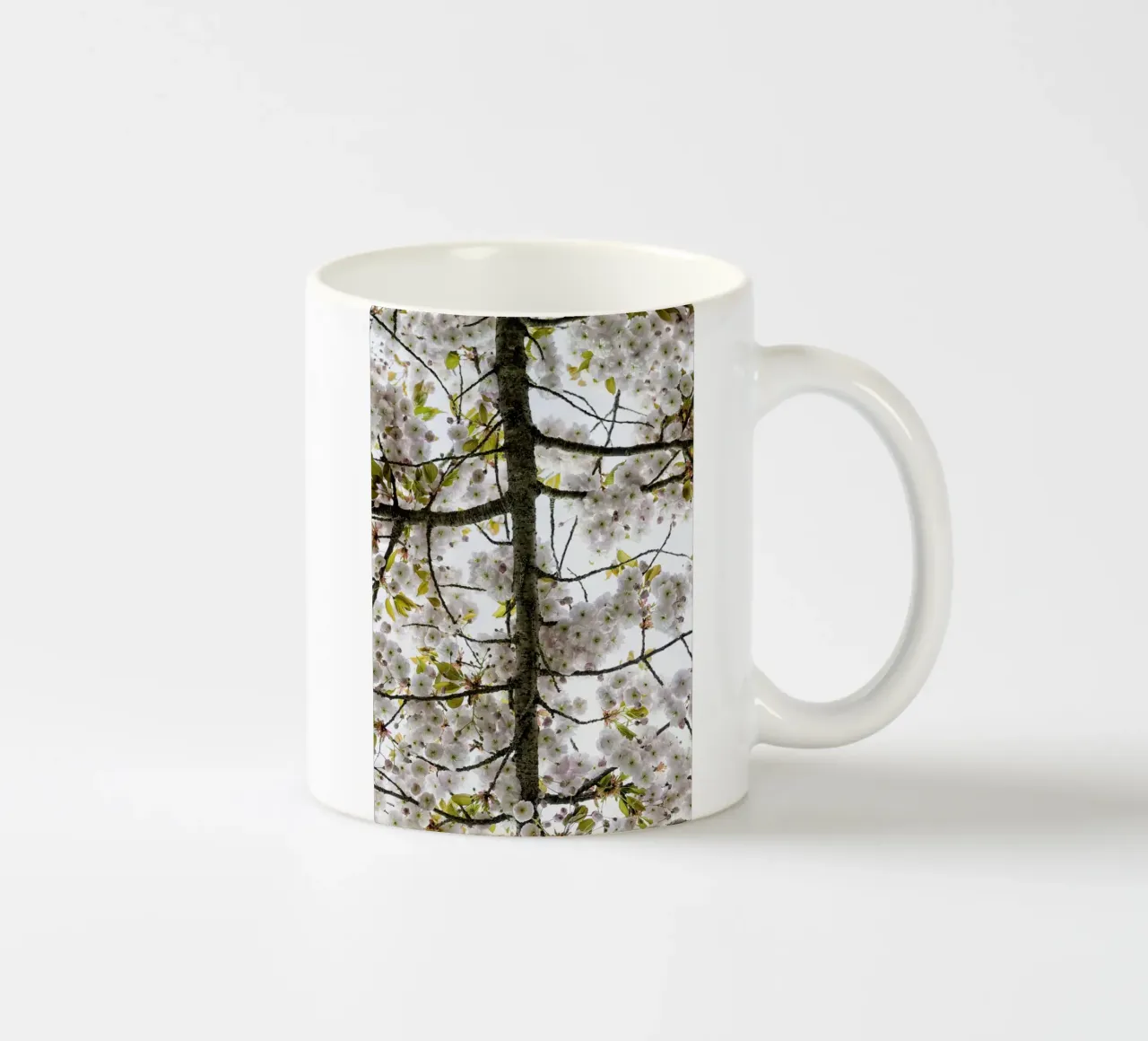 Underneath a Blossoming Tree tazza in ceramica da Curious Collections by Marielle Leenders