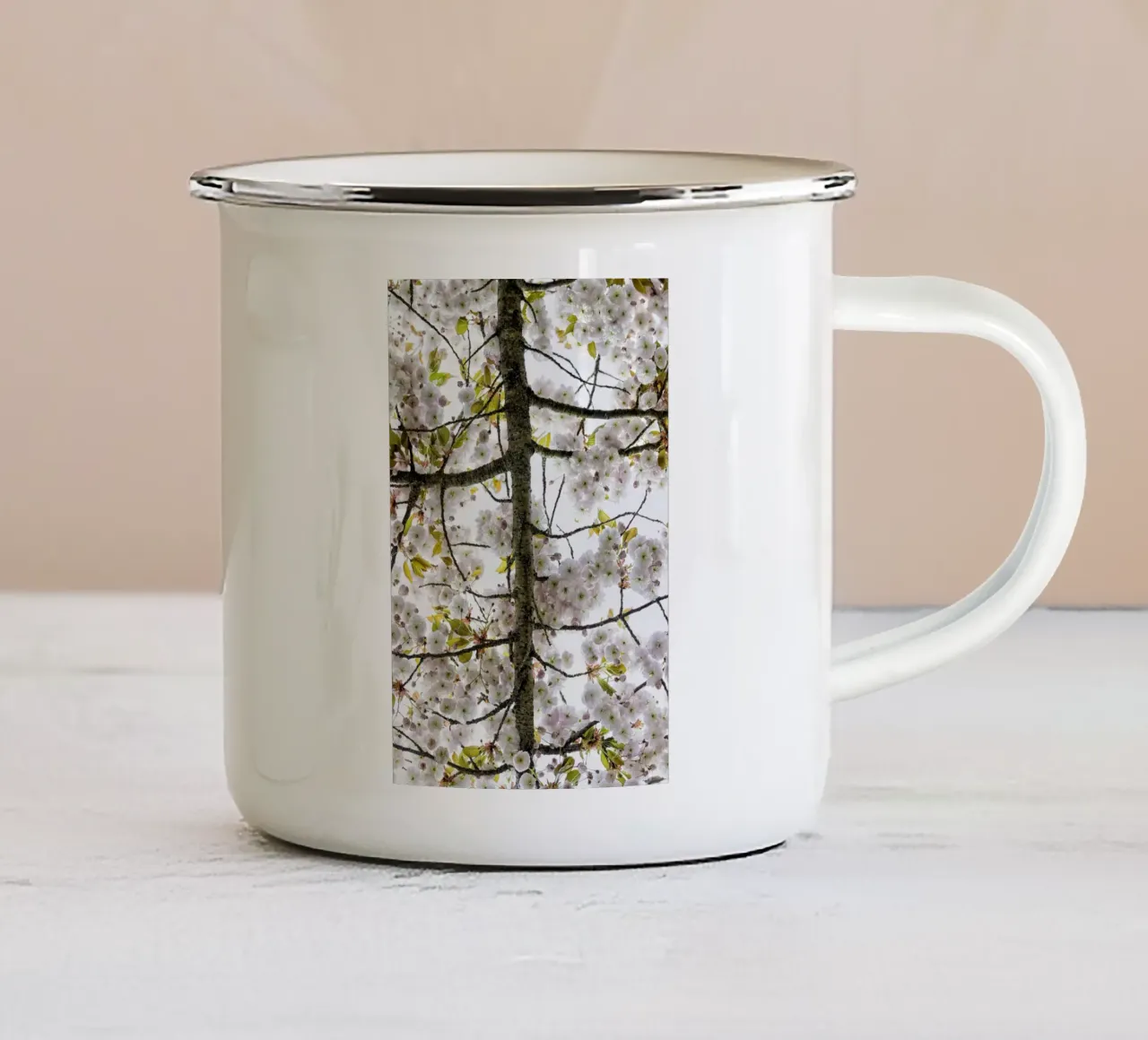 Underneath a Blossoming Tree taza de esmalte de Curious Collections by Marielle Leenders