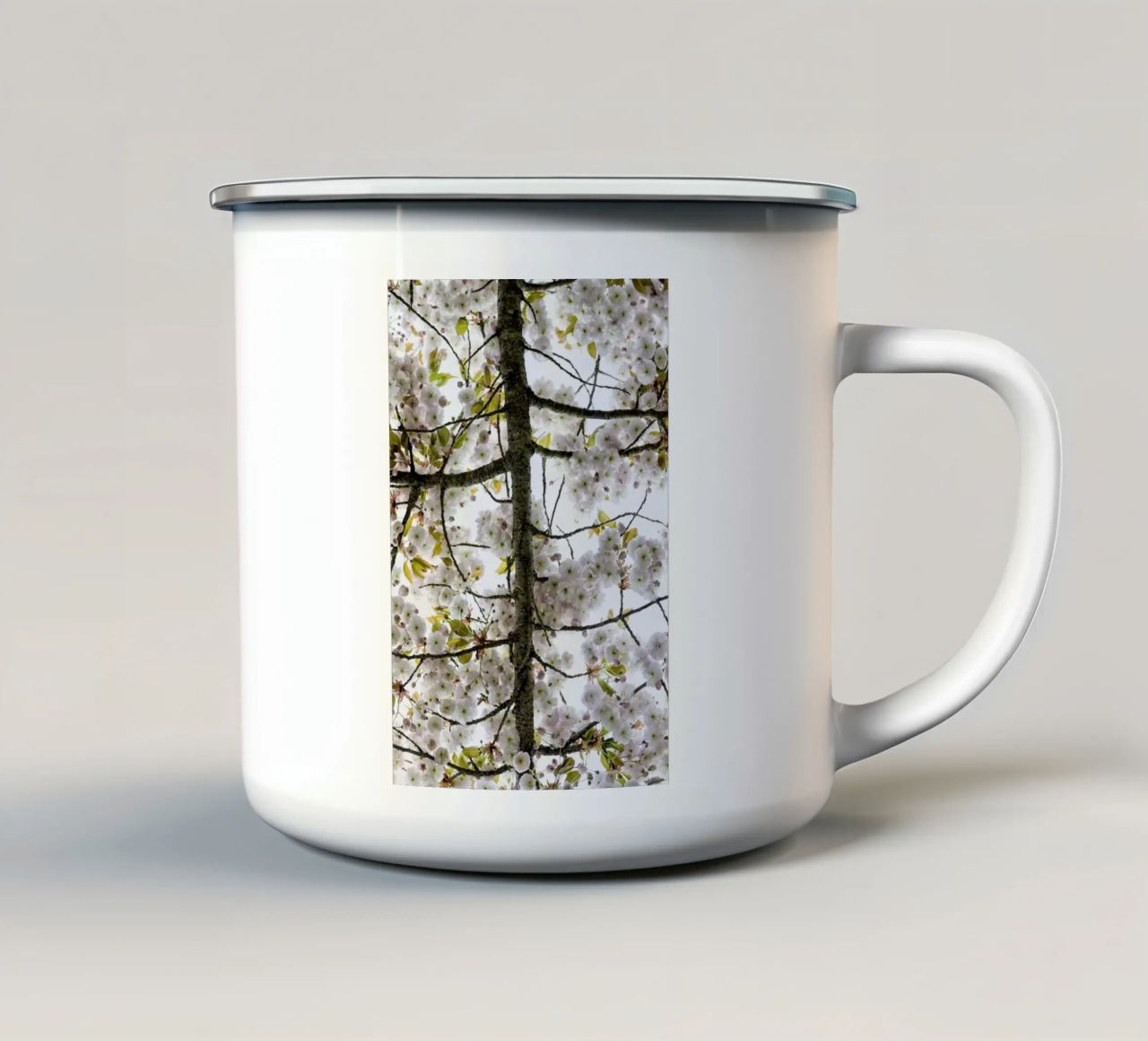 Underneath a Blossoming Tree tazza in smalto da Curious Collections by Marielle Leenders