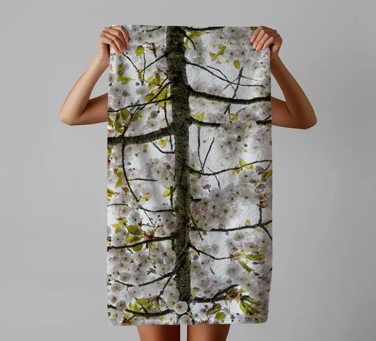 Underneath a Blossoming Tree toalla de baño de Curious Collections by Marielle Leenders