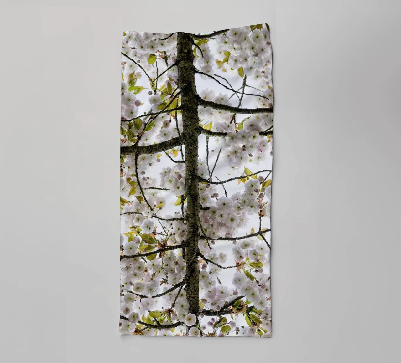 Underneath a Blossoming Tree asciugamano da bagno da Curious Collections by Marielle Leenders