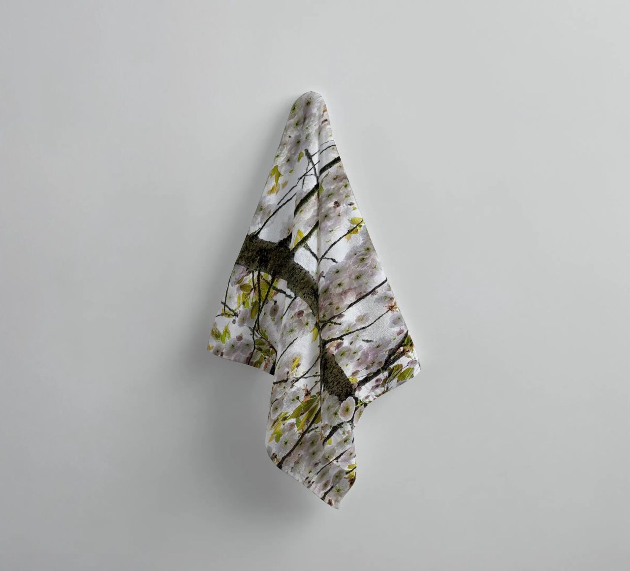 Underneath a Blossoming Tree asciugamano da bagno da Curious Collections by Marielle Leenders