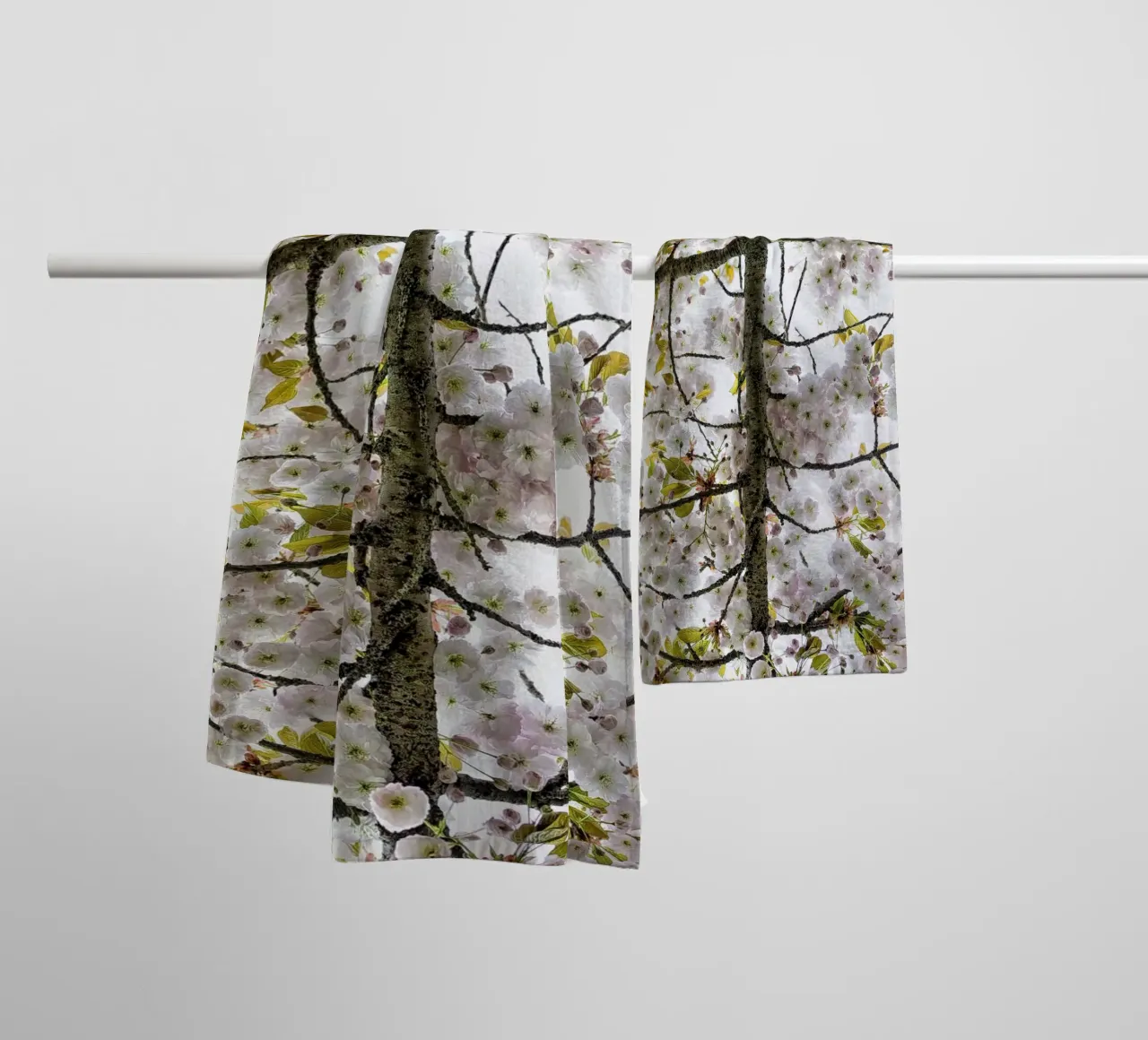 Underneath a Blossoming Tree asciugamano da bagno da Curious Collections by Marielle Leenders