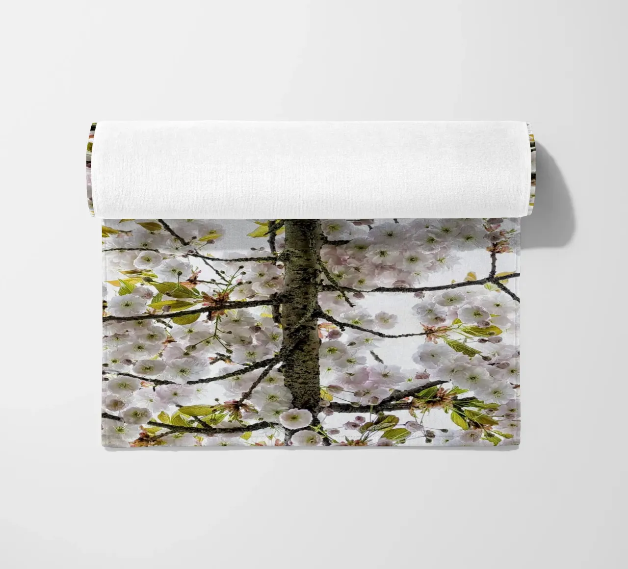 Underneath a Blossoming Tree telo mare da Curious Collections by Marielle Leenders