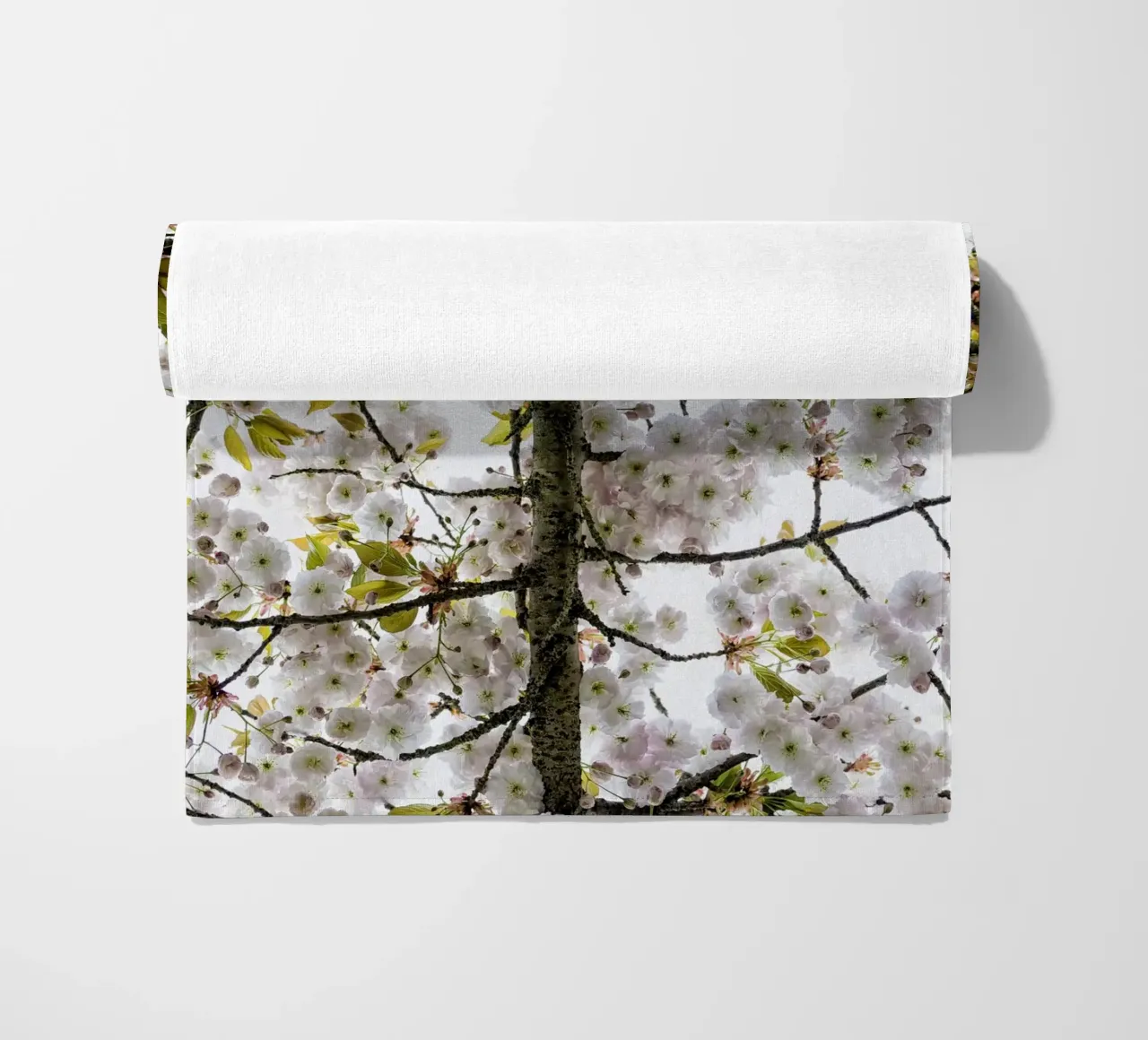 Underneath a Blossoming Tree telo mare da Curious Collections by Marielle Leenders