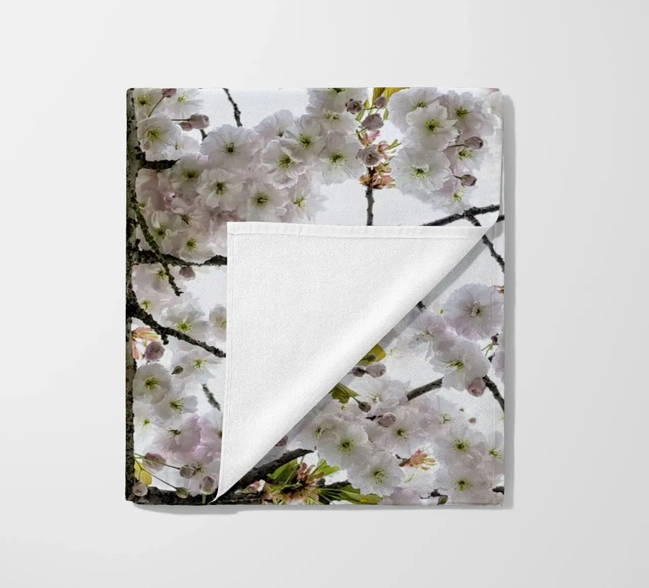Underneath a Blossoming Tree toalla de playa de Curious Collections by Marielle Leenders