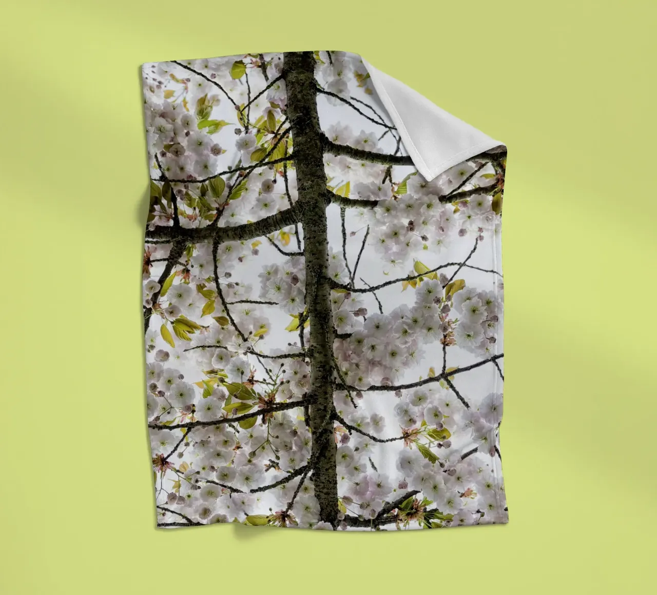 Underneath a Blossoming Tree coperta in pile da Curious Collections by Marielle Leenders