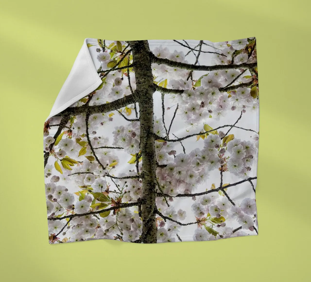 Underneath a Blossoming Tree coperta in pile da Curious Collections by Marielle Leenders