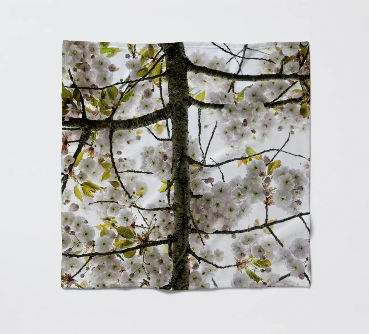 Underneath a Blossoming Tree coperta in pile da Curious Collections by Marielle Leenders
