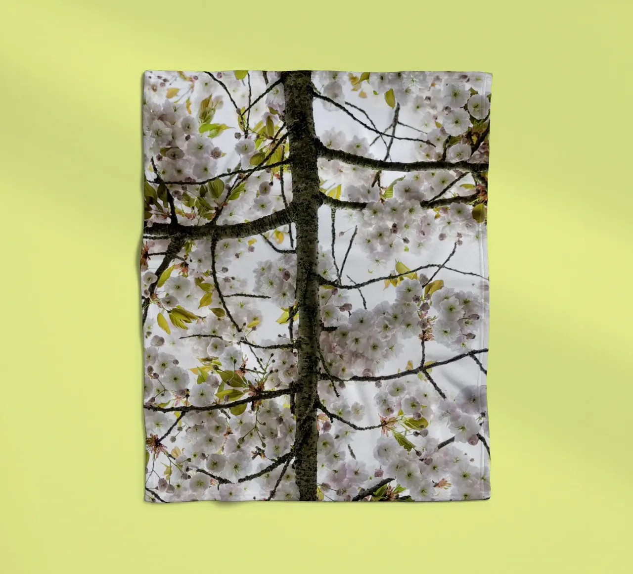 Underneath a Blossoming Tree coperta in pile da Curious Collections by Marielle Leenders