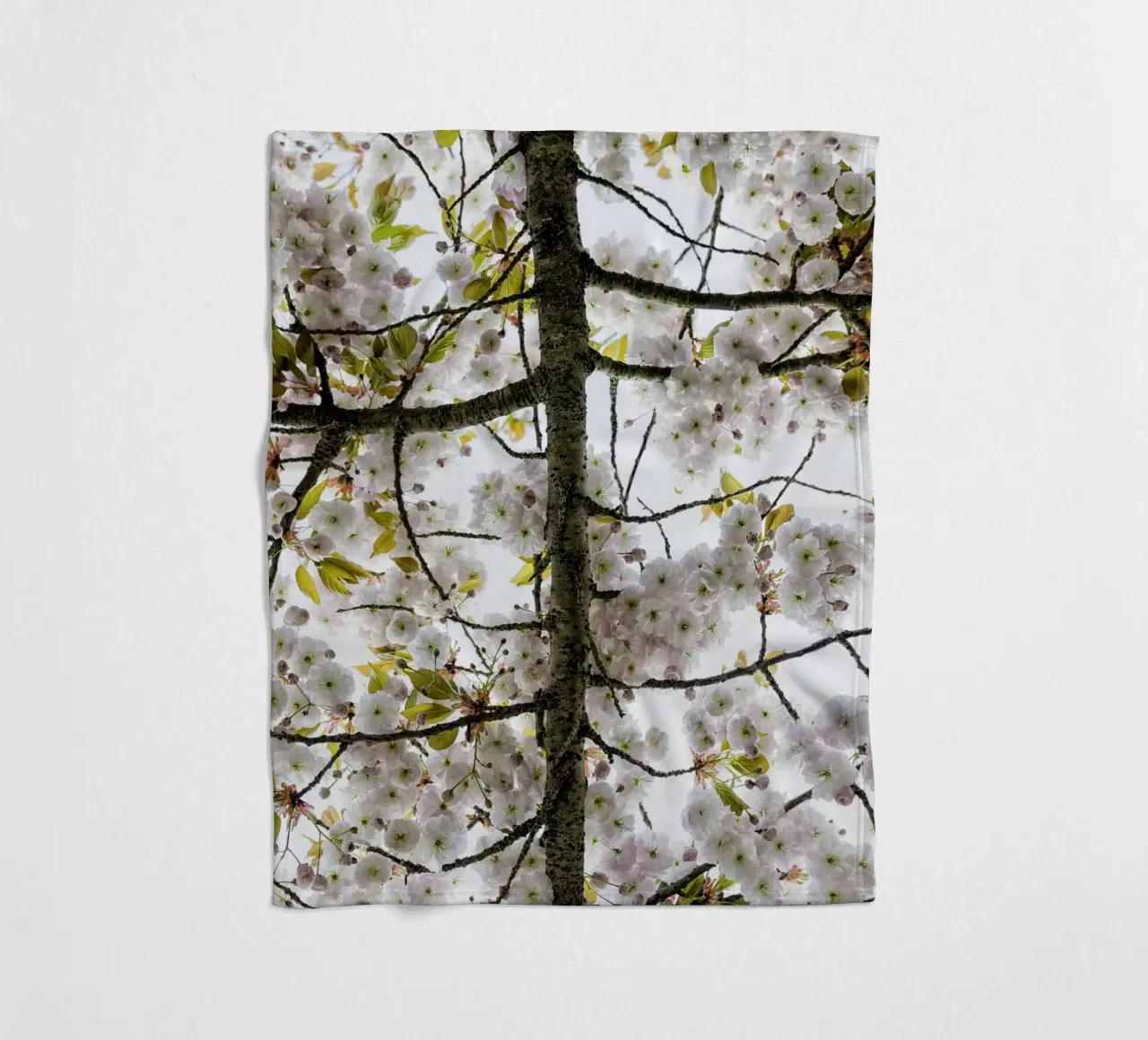 Underneath a Blossoming Tree coperta in pile da Curious Collections by Marielle Leenders