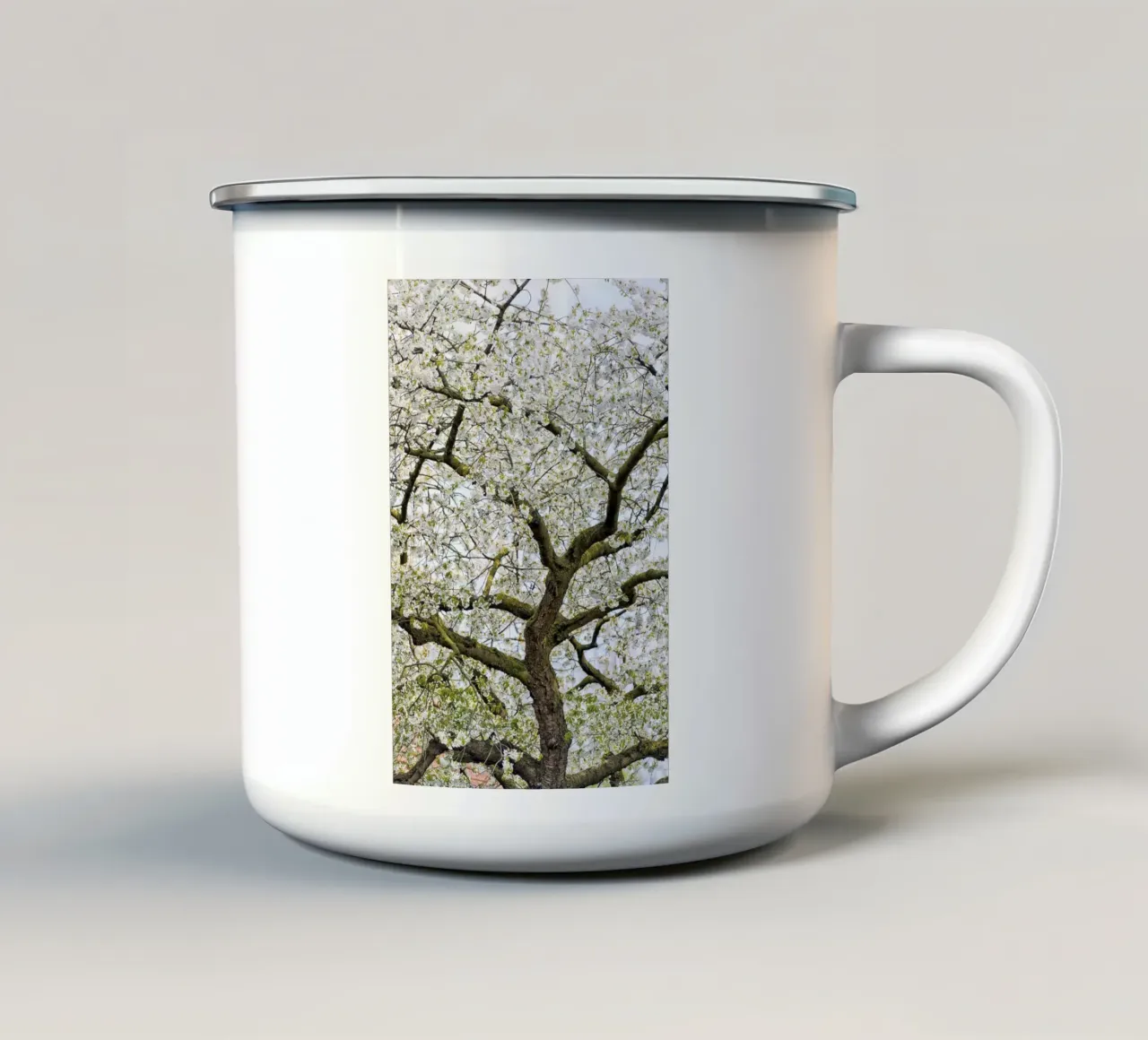 Tree with White Blossoms – A Peaceful Springtime Haven tazza in smalto da Curious Collections by Marielle Leenders