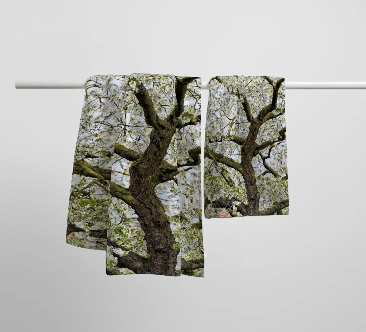 Tree with White Blossoms – A Peaceful Springtime Haven asciugamano da bagno da Curious Collections by Marielle Leenders